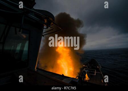 Océan Pacifique (9 mai 2017) - USS Bunker Hill (CG 52) lance un missile SM2 du gaillard au cours d'un exercice de missiles. Treize Sita étaient en cours avec le groupe aéronaval du USS Theodore Roosevelt (CSG) menant des activités de formation tactique avancé à l'appui de la voile Groupe Theodore Roosevelt. Voile de groupe est la première étape dans le porte-avions USS Theodore Roosevelt (CVN 71) phase de formation intégrée et vise à améliorer l'état de préparation à la mission et les capacités de combat entre les navires, une escadre aérienne et le personnel de l'TRCSG simulé par des scénarios du monde réel. Bunker Hill/Halsey faisaient partie o Banque D'Images