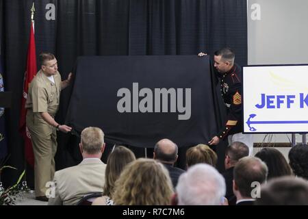 Le sergent d'artillerie. Richard Zepeda, un poste Recrutement recruteur Murfreesboro, révèle l'intention d'honorer en permanence U.S. Marine Corps Capt Jeff Kuss au Smyrna Event Center, Smyrna, Tennessee, le 18 mai 2017. Kuss, Blue Angels, un pilote a perdu la vie lorsque son jet s'est écrasé le 2 juin 2016, un jour avant la Grande Virginia Air Show à Smyrne. Banque D'Images