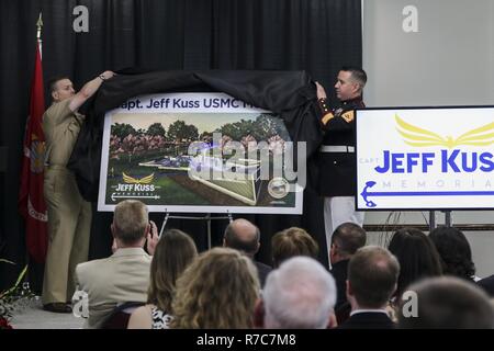 Le sergent d'artillerie. Richard Zepeda, un poste Recrutement recruteur Murfreesboro, révèle l'intention d'honorer en permanence U.S. Marine Corps Capt Jeff Kuss au Smyrna Event Center, Smyrna, Tennessee, le 18 mai 2017. Kuss, Blue Angels, un pilote a perdu la vie lorsque son jet s'est écrasé le 2 juin 2016, un jour avant la Grande Virginia Air Show à Smyrne. Banque D'Images