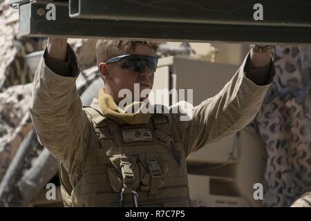 Le Corps des Marines des États-Unis. Ty Dimmitt, ingénieur de combat, 1er Bataillon de Génie de Combat, dirige une ligne frais au Marine Corps Combat air-sol Center Twentynine Palms, Californie, le 18 mai 2017. La marine à l'aide d'une variété d'équipements et de voies de dépassement des véhicules pour améliorer la préparation au combat, tactique et de compétences techniques pour assurer le succès de la mission. Banque D'Images