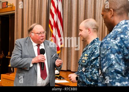 SILVERDALE, Washington (9 mai 2017) Alan Beam, président de la Ligue navale Bremerton, présente le lieutenant John Walker, de Houston, affecté à la sous-marin de la classe Seawolf USS Jimmy Carter (SSN (23) avec une broche d'armes, au cours de la cérémonie de remise des prix. Carême Pilly Le prix a été créé par l'plusieurs Bremerton/Péninsule Olympique Ligue navale les membres du Conseil, le plomb vers la fin de l'Bremerton-Olympic le président du Conseil de la Ligue de la péninsule, Carolyn Dankers. Adm arrière. Willis 'Pilly' le fils de Carême, Capt (ret) sera prêté Jr. est un membre du conseil de la Ligue. Banque D'Images