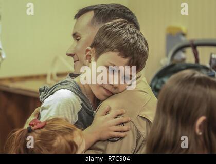 Un pilote dit au revoir à sa famille avant de partir à l'étranger pour appuyer les opérations de combat à bord du Marine Corps Air Station Beaufort, le 8 mai. Les Marines de l'Escadron d'attaque de chasseurs tout temps Marine 224 fourniront des air-sol, l'appui et le soutien aérien rapproché aux commandes combattantes pendant le déploiement. Le pilote est avec VMFA(AW)-224, Marine Aircraft Group 31. Banque D'Images