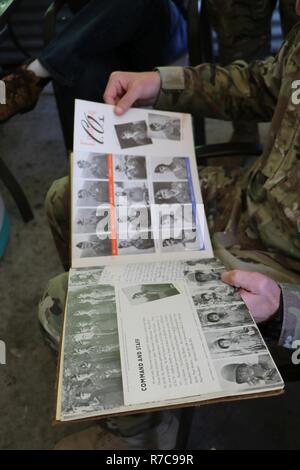 Le Sgt. 1re classe Robert J. Heffley, du 1er Bataillon, 509e Parachute Infantry Regiment (Airborne) vues d'un livre sur "Currahee" appartenant à Joseph 'Jack' ch. Rogillio, un vétéran de combat de la Seconde Guerre mondiale avec la 506e Parachute Infantry Regiment (Airborne), le 9 mai près de Fort Polk, en Louisiane Banque D'Images