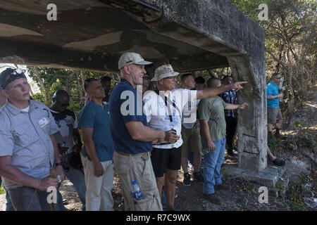 Le colonel des marines américain Kevin Norton, 4e Régiment de Marines, commandant à la tête d'un groupe de Marines à travers une visite guidée de l'ancien des positions de combat sur l'île de Corregidor, Cavite, le 5 mai 2017. Le 4e Régiment de Marines Marines ont visité l'île d'apprendre l'histoire et du patrimoine de leur unité, qui a joué un rôle majeur dans la bataille de la Seconde Guerre mondiale en 1942. Banque D'Images