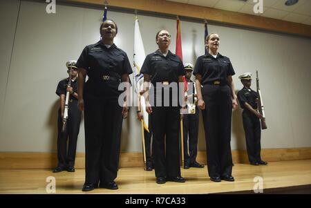 NEWPORT, R.I. (5 mai 2017) Naval Academy Preparatory School (PAN) aspirants candidats chanter l'hymne national lors d'une cérémonie à Perry Hall, le conseil Naval Station Newport, Rhode Island. La cérémonie a eu lieu à consacrer officiellement la place centrale à Pan en l'honneur de Navy SEAL Le Lieutenant Brendan J. Looney, de Owings, Md. Looney, un membre de la classe de PAN 2000 et diplômé de l'académie navale des États-Unis en 2004. Looney a été tué dans l'action au cours d'opérations de combat le 21 septembre 2010, dans la province de Zabul, Afghanistan lorsque l'hélicoptère Blackhawk UH-60 qu'il pilotait s'est écrasé. Situé entre Banque D'Images