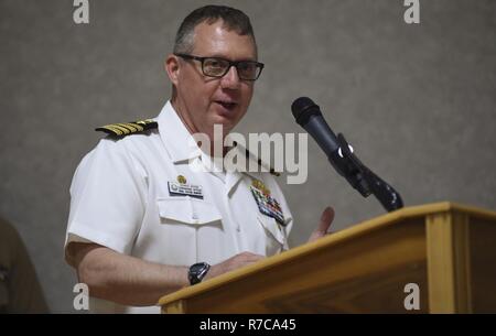 NEWPORT, R.I. (5 mai 2017) Le capitaine Dennis Boyer, commandant de la station navale, Newport, donne la parole durant une cérémonie à Perry Hall à bord de la station navale de Newport, Rhode Island. La cérémonie a eu lieu à consacrer officiellement la place centrale à l'Académie navale de l'école préparatoire (PAN) en l'honneur de Navy SEAL Le Lieutenant Brendan J. Looney, de Owings, Md. Looney, un membre de la classe de PAN 2000 et diplômé de l'académie navale des États-Unis en 2004. Looney a été tué dans l'action au cours d'opérations de combat le 21 septembre 2010, dans la province de Zabul, Afghanistan lorsque l'hélicoptère UH-60 Blackhawk il a été voler Banque D'Images