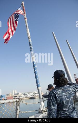 Haïfa, Israël (10 mai 2017) 3ème classe Collections Technicien Cryptologic Leslie Cruz, à partir de Las Piedras, Puerto Rico, salue l'enseigne au cours de matin à bord de la couleurs de la classe Arleigh Burke destroyer lance-missiles USS Ross (DDG 71) au cours d'un service dans le port de Haïfa, Israël, le 10 mai 2017. Ross, l'avant-déployé à Rota, Espagne, mène des opérations navales dans la sixième flotte américaine zone d'opérations à l'appui de la sécurité nationale des États-Unis en Europe et en Afrique. Banque D'Images