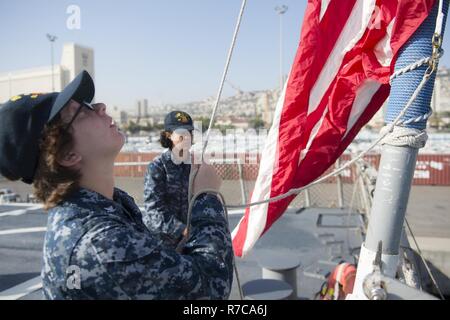 Haïfa, Israël (10 mai 2017) 3ème classe Collections Technicien Cryptologic Shannon Spencer, de Kannapolis, North Carolina, monte l'enseigne au cours de matin couleurs à bord de la classe Arleigh Burke destroyer lance-missiles USS Ross (DDG 71) au cours d'un service dans le port de Haïfa, Israël, le 10 mai 2017. Ross, l'avant-déployé à Rota, Espagne, mène des opérations navales dans la sixième flotte américaine zone d'opérations à l'appui de la sécurité nationale des États-Unis en Europe et en Afrique. Banque D'Images