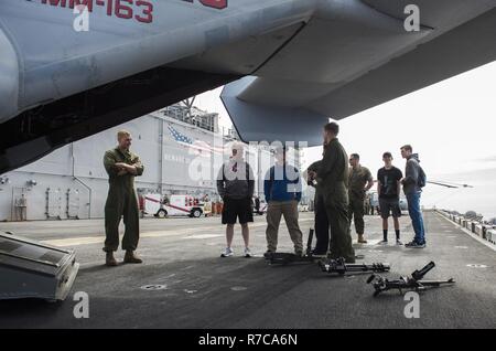 Océan Pacifique (8 mai 2017) marines affectés à la Ridge Runners des rotors basculants Support Squadron (VMM) 163 (renforcée) donner un tour d'un MV-22B Balbuzard au Tigre à bord du navire d'assaut amphibie USS Makin Island (DG 8) au cours de Tiger Cruise. Tiger Cruise admis plus de 160 amis et membres de la famille d'entreprendre l'expérience de l'île de Makin'US Navy et du Corps des Marines des États-Unis au cours de la vie en mer retour du navire voyage à San Diego après un déploiement de sept mois au 3e, 5e et 7e flotte secteurs d'opération. Banque D'Images