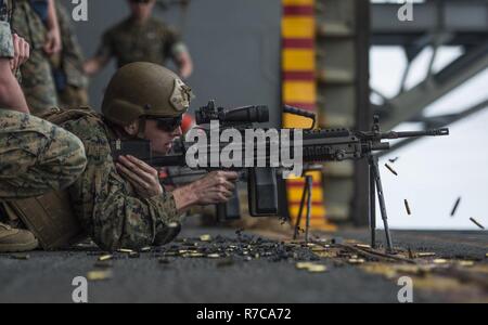 Océan Pacifique (9 mai 2017) Le Cpl. Sachtjen James, affecté à la 11e unité expéditionnaire de Marines, une mitrailleuse M249 lors d'un événement de formation les armes à bord du navire d'assaut amphibie USS Makin Island (DG 8). L'île de Makin Groupe amphibie et 11e MEU sont de retour d'un déploiement de sept mois au 3e, 5e et 7e flotte secteurs d'opération. (U.S. Photo par marine Spécialiste de la communication de masse 3 Classe Devin M. Langer) Banque D'Images