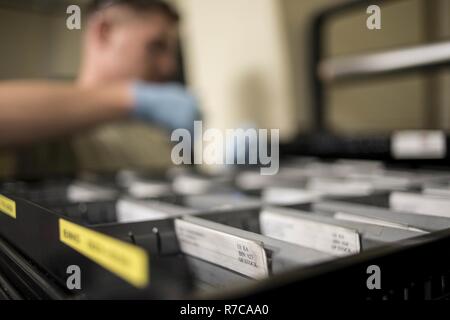 Les cadres supérieurs de l'US Air Force Airman Joshua Cox, 18e Escadron de maintenance des composants technicien hydraulique, récupère les pièces d'aéronefs, 2 mai 2017, à Kadena Air Base, au Japon. L'attention au détail compétences sont essentielles afin d'aviateurs pour conserver la responsabilité et manipulation des pièces et des outils. Banque D'Images