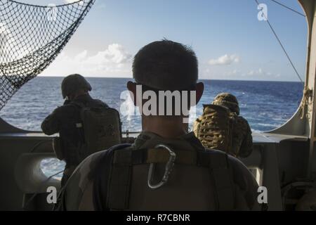 Un commando français observe Marine U.S. Marine's adresse au tir, à bord du navire français le BPC Mistral le 6 mai 2017. Les Marines et les marins avec les forces amphibies du Japon, la France et le Royaume-Uni, d'exécuter Jeanne D'Arc un exercice dirigé par Français annuel visant à renforcer les partenariats stratégiques et l'exercice de la liberté de navigation dans tout le Indo-Asia-région du Pacifique. Banque D'Images