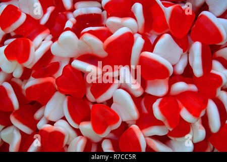 Bonbons gelée sous forme de coeur. Le rouge et le fond blanc de bonbons. Banque D'Images