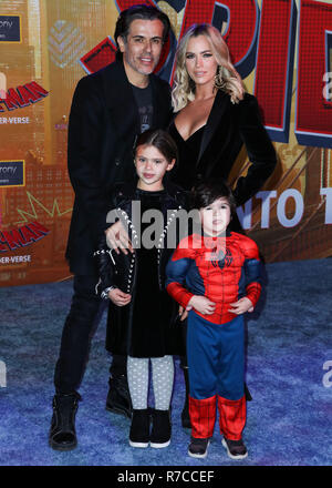 WESTWOOD, LOS ANGELES, CA, USA - 01 DÉCEMBRE : Teddi Jo Mellencamp lors de la première mondiale de Sony Pictures Animation et Marvel Spider-man's : Dans l'Spider-Verse' qui s'est tenue au Regency Village Theatre Le 1 décembre 2018 à Westwood, Los Angeles, Californie, États-Unis. (Photo par Xavier Collin/Image Press Office) Banque D'Images