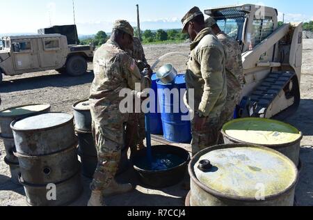 Des soldats de la Compagnie de soutien de l'avant, 122e bataillon du génie de l'huile de la pompe utilisée dans des contenants appropriés pour l'entreposage et l'élimination au Centre national de formation conjointe, Cincu, Roumanie, dans le cadre de Resolute Château 17. Château ferme 17 est un exercice le renforcement de l'alliance de l'OTAN et de renforcer sa capacité de formation conjointe et de réponse aux menaces dans la région. Banque D'Images