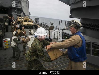Océan Pacifique - Marines et les marins à bord de l'USS Pearl Harbor (LSD 52) col fournitures livrées au navire de ravitaillement vertical d'une mission au cours de l'exercice, l'unité de formation Composite 11 Mai, 2017. La capacité de ravitaillement en mer donne à la 15e unité expéditionnaire de marines et de l'Amérique latine le Groupe amphibie de la mobilité et la durabilité nécessaires pour maintenir un avantage sur les adversaires asymétriques. Au cours de la 15e, COMPTUEX MEU et AMAARG exerce un large éventail de capacités de réponse aux catastrophes et les opérations de sécurité maritime pour le contrôle maritime et complexe de guerre. Banque D'Images