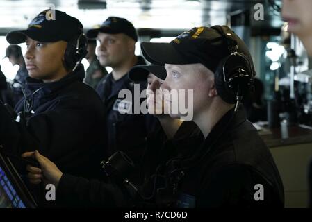 La NORFOLK (11 mai 2017) - Marins sur le pont du porte-avions de classe Nimitz USS ABRAHAM LINCOLN (CVN 72) naviguer le bateau tandis qu'il arrive à Norfolk, Virginie. Abraham Lincoln termine avec succès un cours de quatre jours, les essais en mer après avoir terminé son ravitaillement à mi-vie et complexe de la révision. Banque D'Images