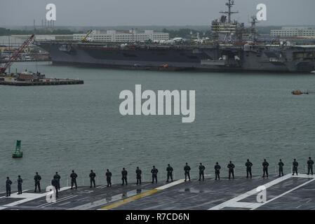 La NORFOLK (11 mai 2017) - Les Marins homme les rails sur le pont de vol classe Nimitz porte-avions USS ABRAHAM LINCOLN (CVN 72) que le navire arrive à Norfolk, Virginie. Abraham Lincoln termine avec succès un cours de quatre jours, les essais en mer après avoir terminé son ravitaillement à mi-vie et complexe de la révision. Banque D'Images