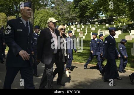 Airman de la 94e Escadre de renseignement américains, Anciens combattants du Vietnam et vous quittez le Cimetière National d'Arlington après le baron 52 Cérémonie de dépôt de gerbes 10 Mai, 2017. Banque D'Images