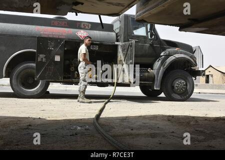 Alegria-Vasquez Senior Airman Adrian, 407e Escadron expéditionnaire de préparation logistique, pétroliers et lubrifiants distribution de carburant en vol, l'opérateur surveille un pompage client 10 mai 2017 diesel, en Asie du Sud-Ouest. Les techniciens de combustible maintenir toutes les substances POL, de diesel et d'essence pour le carburant et l'oxygène liquide. Ces matériaux jouent un rôle essentiel dans la prestation airpower à la lutte contre l'ISIS. L'équipe ici à la 407e groupe expéditionnaire de la U.S. Marine Corps des fournitures, l'italien et polonais de l'aviation. Banque D'Images