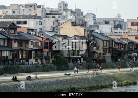 Paysage autour de la rivière Kamo, taches populaires pour les résidents et les touristes. Situé dans le quartier de Gion, Kyoto, Japon Banque D'Images