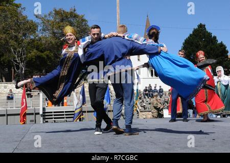 MONTEREY, Californie (15 mai 2017) Les étudiants du programme de langue russe au Defense Language Institute Foreign Language Center effectuer une danse traditionnelle dans le cadre de l'annuel de l'école Journée des langues. Journée des langues met en valeur l'excellence de l'institut dans l'étude des langues étrangères et la diversité de ses professeurs et les étudiants pour le public, tout en encourageant la compréhension culturelle et les coutumes du monde entier. Banque D'Images