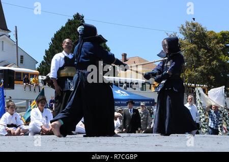 MONTEREY, Californie (15 mai 2017) Les élèves et le personnel du programme dans la langue japonaise au Defense Language Institute Foreign Language Center techniques d'arts martiaux japonais d'exposition dans le cadre de l'annuel de l'école Journée des langues. Journée des langues met en valeur l'excellence de l'institut dans l'étude des langues étrangères et la diversité de ses professeurs et les étudiants pour le public, tout en encourageant la compréhension culturelle et les coutumes du monde entier. Banque D'Images