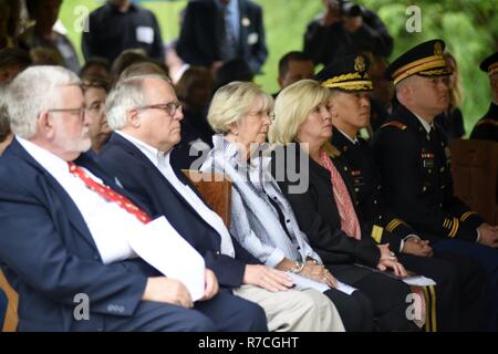 Les membres du parti officiel, y compris le brigadier. Le Général Mark Toy, U.S. Army Corps of Engineers, Great Lakes and Ohio River Division Commandant, prendre part à la guerre de la Révolution américaine de reinterment Samuel Privé Howard à Resthaven Cemetery à Baxter, Ky., 12 mai 2017. Le U.S. Army Corps of Engineers du District de Nashville a travaillé avec la collectivité locale et des représentants de l'Etat d'aller de l'Howard de Wix-Howard quand cimetière sa tombe a été menacée par le mouvement du sol à partir d'un déficit d'une conception de la lutte contre les inondations projet achevé dans les années 90. Banque D'Images