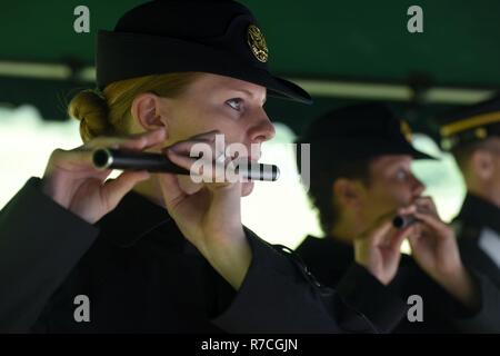 Le sergent-major de l'armée. Erin Fleming (à gauche) et le sergent. Joie de la vieille garde Byrd Fife and Drum Corps, 3e Régiment d'infanterie des États-Unis à Fort Myer, Va., jouer la Fife 12 mai 2017, au cours de l'reinterment privé de Samuel Howard, soldat de la guerre révolutionnaire, à Resthaven Cemetery à Baxter, Ky. Banque D'Images