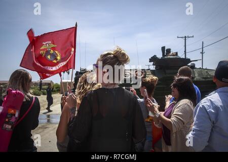CAMP PENDLETON, en Californie (11 mai 2017) Les membres de la famille cheer et accueil de voies marines Amphibian peloton, Compagnie B, 1er Bataillon de l'équipe d'atterrissage ne., 4ème Marines, 11e Marine Expeditionary Unit (MEU), lors d'un événement retour au Camp Pendleton, en Californie, le 11 mai. Après leur déploiement de sept mois dans tout le Moyen-Orient et l'Asie Pacifique, les Marines et les marins à l'île de Makin Groupe Amphibie/11e MEU Retour à la maison pour retrouver leurs amis et familles. Banque D'Images