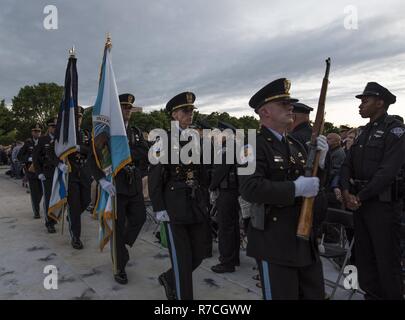 L'United States Park Police quitte la scène de la garde d'honneur lors de la cérémonie d'ouverture de la 29e assemblée annuelle honorant la chandelle agents de police décédés de partout dans le pays sur le National Mall à Washington, D.C., le 13 mai 2017. Environ 300 noms des agents de police ont été lus, gravées dans la Police National Memorial. Parmi ces noms était le sergent-chef. James D. McNaughton, une réserve de l'armée américaine de la police militaire qui a été le premier agent de police de la ville de New York a été tué au combat lors d'un déploiement à l'Iraq, le 2 août 2005. Banque D'Images