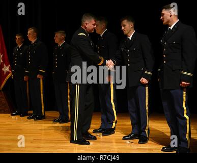 L'ARMÉE AMÉRICAINE Le Général David Perkins, général commandant de l'armée américaine Training and Doctrine Command, félicite le nouveau sous-lieutenants commandé au cours d'une cérémonie de mise en service au College of William & Mary à Williamsburg, en Virginie, le 12 mai 2017. Au cours de la cérémonie, les membres de la famille a effectué le tombé sur le rang sur le lieutenants, récemment mis en service et par tradition, ils ont présenté une pièce d'argent à un membre enrôlé, rendant leurs première salute. Banque D'Images