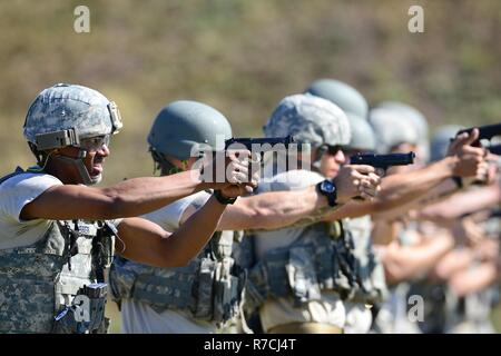 Défenseurs des forces de sécurité du 502e Groupe de préparation à Joint Base San Antonio d'exercices de tir de réaction rapide complète à la formation et à l'entretien des armes de combat à la gamme JBSA-Lackland Medina Annexe 4 mai 2017. Les aviateurs ont participé à 5 jours d'armes spéciales et tactiques (SWAT) Cours de formation dispensés par des membres du Conseil de la région de Alamo les gouvernements régionaux d'application de la Loi de l'Académie, qui vise à renforcer les techniques d'intervention en cas d'incident et d'établir des équipes d'application de la loi. Officiers certifiés comme formateurs de police autour de San Antonio pourront enseigner le cours, wh Banque D'Images