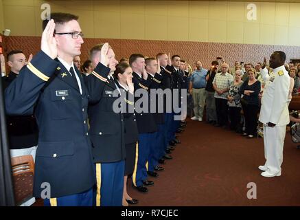 MADISON, Wisconsin (Etats-Unis), (le 13 mai. 2017) Arrière Adm. Stephen C. Evans, commandant des forces navales du commandement de l'instruction (NSTC), administre le serment d'office à 35 Université du Wisconsin-Madison ROTC cadets et aspirants au cours d'une cérémonie de mise en service du service commun à l'Université de Wisconsin-Madison. Les neuf de la Marine et du Corps des aspirants, 10 et 16 de l'Armée cadets de l'Armée de l'air ont été commandées à la suite de la cérémonie de remise des diplômes à l'université, le Camp Randall Stadium de football. Banque D'Images