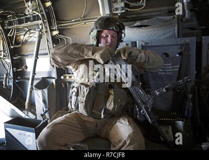 Le Sgt. Austin J. Otto, un chef d'équipe avec les moyennes de l'escadron à rotors basculants (VMM) 363, participe à un canon MV-22 Osprey pousse la queue pendant l'exercice de formation intégrée (ITX) 3-17, le Marine Corps Air Ground Combat Center Twentynine Palms, Californie, le 15 mai. L'ITX est un exercice interarmées permettant aux Marines à travers 3rd Marine Aircraft Wing pour fonctionner comme un élément intégré à la lutte contre l'aviation et de la logistique au sol comme éléments de combat air-sol marin un groupe de travail. Plus de 650 Marines américains et 27 aéronefs de 3e MAW appuient ITX 3-17. Banque D'Images