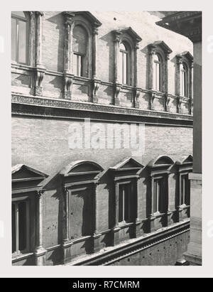 Lazio Roma Rome Palazzo Farnese, c'est mon l'Italie, l'Italie Pays de l'histoire visuelle, vues extérieures de façade et flanc du 16ème siècle palazzo 1514 par Antonio da Sangallo le Jeune, continué par Michel-Ange, complété par della Porta. Vue de détails des fenêtres et du portail Banque D'Images