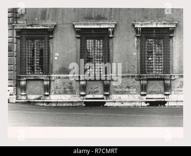 Lazio Roma Rome Palazzo Farnese, c'est mon l'Italie, l'Italie Pays de l'histoire visuelle, vues extérieures de façade et flanc du 16ème siècle palazzo 1514 par Antonio da Sangallo le Jeune, continué par Michel-Ange, complété par della Porta. Vue de détails des fenêtres et du portail Banque D'Images