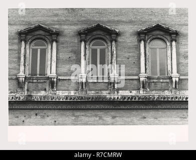 Lazio Roma Rome Palazzo Farnese, c'est mon l'Italie, l'Italie Pays de l'histoire visuelle, vues extérieures de façade et flanc du 16ème siècle palazzo 1514 par Antonio da Sangallo le Jeune, continué par Michel-Ange, complété par della Porta. Vue de détails des fenêtres et du portail Banque D'Images