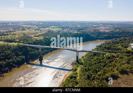 Pont Tancredo Neves, fraternité pont (Ponte da Fraternidade, Puente de la Fraternidad) border crossing sur la rivière Iguaçu et la ville de Puer Banque D'Images