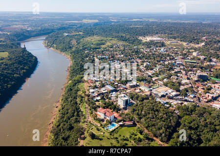 Ville de Puerto Iguazú centre-ville Vue aérienne. Pont Tancredo Neves (Fraternité) pont frontière Brésil-Argentine sur la rivière Iguaçu en ba Banque D'Images