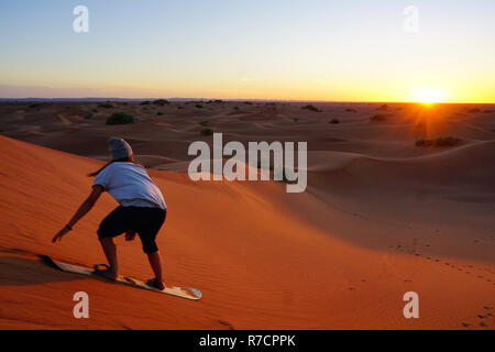 Zagora desert, Sandboarding, sandboard, vacances, M' Hammid, Maroc, Afrique,tour du désert, chameau, ses dunes de sable Banque D'Images