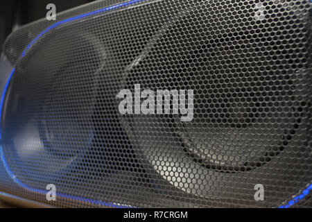 La grille de haut-parleur dans des tons sombres avec texture ronde Banque D'Images