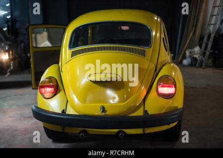 Close up of yellow classic car à l'intérieur de l'atelier Banque D'Images