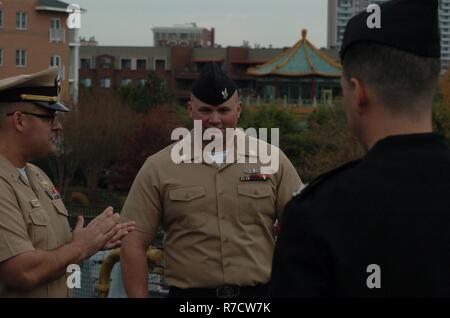 Caf(SW) Joshua Chase Strickland, de l'USS Gonzalez (DDG 66) réinscrit aujourd'hui à bord du USS Wisconsin (BB 64). La cérémonie a été organisée par le Musée Naval de Hampton Roads, qui fait partie de l'histoire navale et du patrimoine. Le Wisconsin et la galerie du musée sont les deux sites populaires pour des cérémonies militaires pour la zone des commandes. Ces sites sont mis à disposition sans frais à travers le musée. Banque D'Images