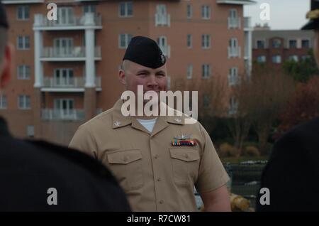 Caf(SW) Joshua Chase Strickland, de l'USS Gonzalez (DDG 66) réinscrit aujourd'hui à bord du USS Wisconsin (BB 64). La cérémonie a été organisée par le Musée Naval de Hampton Roads, qui fait partie de l'histoire navale et du patrimoine. Le Wisconsin et la galerie du musée sont les deux sites populaires pour des cérémonies militaires pour la zone des commandes. Ces sites sont mis à disposition sans frais à travers le musée. Banque D'Images