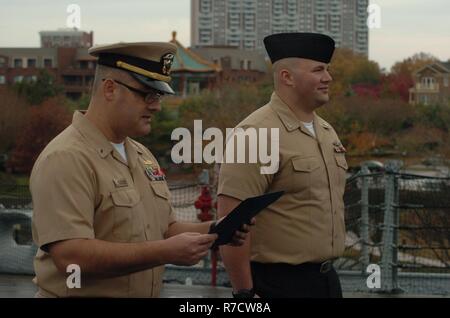Caf(SW) Joshua Chase Strickland, de l'USS Gonzalez (DDG 66) réinscrit aujourd'hui à bord du USS Wisconsin (BB 64). La cérémonie a été organisée par le Musée Naval de Hampton Roads, qui fait partie de l'histoire navale et du patrimoine. Le Wisconsin et la galerie du musée sont les deux sites populaires pour des cérémonies militaires pour la zone des commandes. Ces sites sont mis à disposition sans frais à travers le musée. Banque D'Images