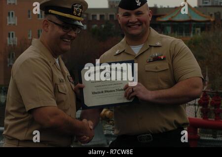 Caf(SW) Joshua Chase Strickland, de l'USS Gonzalez (DDG 66) réinscrit aujourd'hui à bord du USS Wisconsin (BB 64). La cérémonie a été organisée par le Musée Naval de Hampton Roads, qui fait partie de l'histoire navale et du patrimoine. Le Wisconsin et la galerie du musée sont les deux sites populaires pour des cérémonies militaires pour la zone des commandes. Ces sites sont mis à disposition sans frais à travers le musée. Banque D'Images