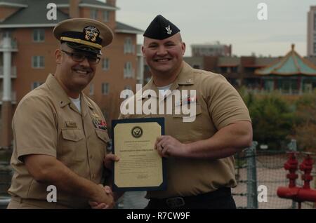 Caf(SW) Joshua Chase Strickland, de l'USS Gonzalez (DDG 66) réinscrit aujourd'hui à bord du USS Wisconsin (BB 64). La cérémonie a été organisée par le Musée Naval de Hampton Roads, qui fait partie de l'histoire navale et du patrimoine. Le Wisconsin et la galerie du musée sont les deux sites populaires pour des cérémonies militaires pour la zone des commandes. Ces sites sont mis à disposition sans frais à travers le musée. Banque D'Images