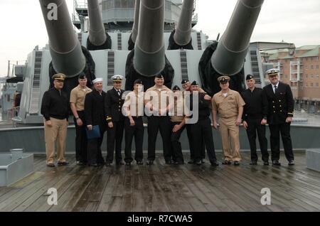 Caf(SW) Joshua Chase Strickland, de l'USS Gonzalez (DDG 66) réinscrit aujourd'hui à bord du USS Wisconsin (BB 64). La cérémonie a été organisée par le Musée Naval de Hampton Roads, qui fait partie de l'histoire navale et du patrimoine. Le Wisconsin et la galerie du musée sont les deux sites populaires pour des cérémonies militaires pour la zone des commandes. Ces sites sont mis à disposition sans frais à travers le musée. Banque D'Images