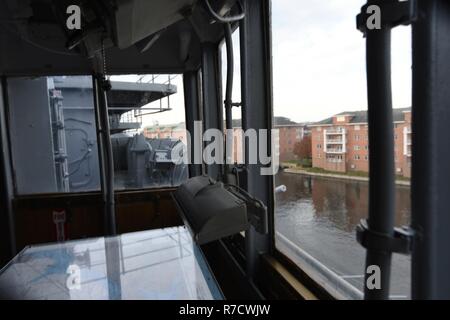 Les membres du personnel de l'hôtel Hampton Roads Naval Museum apprécié une visite thématique de commandement et de contrôle à bord du USS Wisconsin (BB 64). La visite a été coordonnée par Darcy évier, le coordonnateur des bénévoles du musée et la visite a été effectuée par des bénévoles de Nauticus et le cuirassé Wisconsin. Le Wisconsin est l'un des quatre navires de guerre Iowa-Class qu'a été mise en service pendant la DEUXIÈME GUERRE MONDIALE ; elle, avec son sister-ships sont tous conservés en tant que navires musées partout au pays. Le Wisconsin est amarré en permanence à côté de l'hôtel Hampton Roads Naval Museum et Nauticus comme un bateau musée. L'accès au navire est par admission Banque D'Images